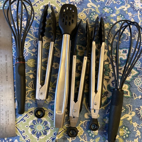 Lot of 6 kitchen tools, whisks, tongs, stainless steel handles. - Picture 5 of 5